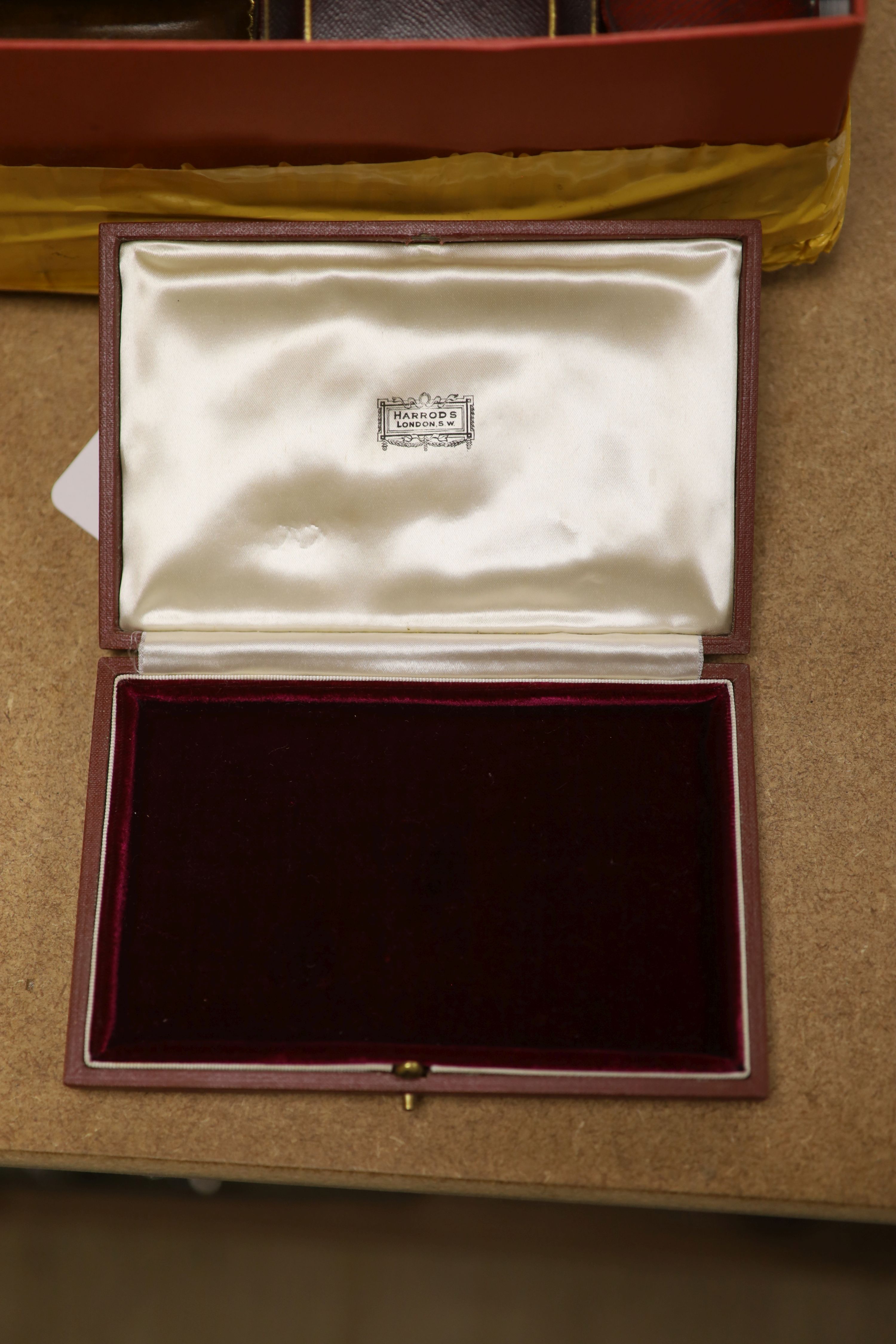 A mixed quantity of assorted jewellery boxes.